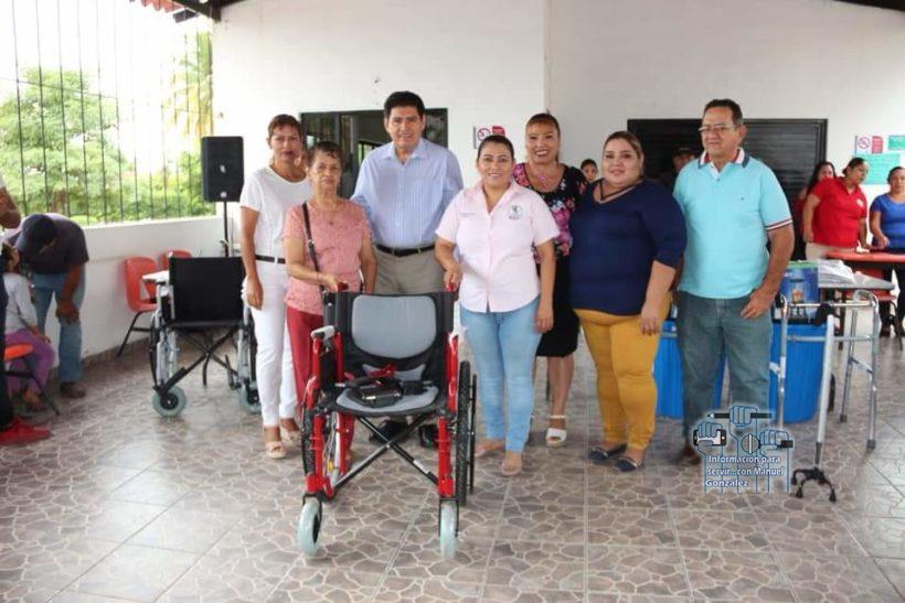 El Alcalde Raymundo Arreola entrega sillas de ruedas, bastones y ...